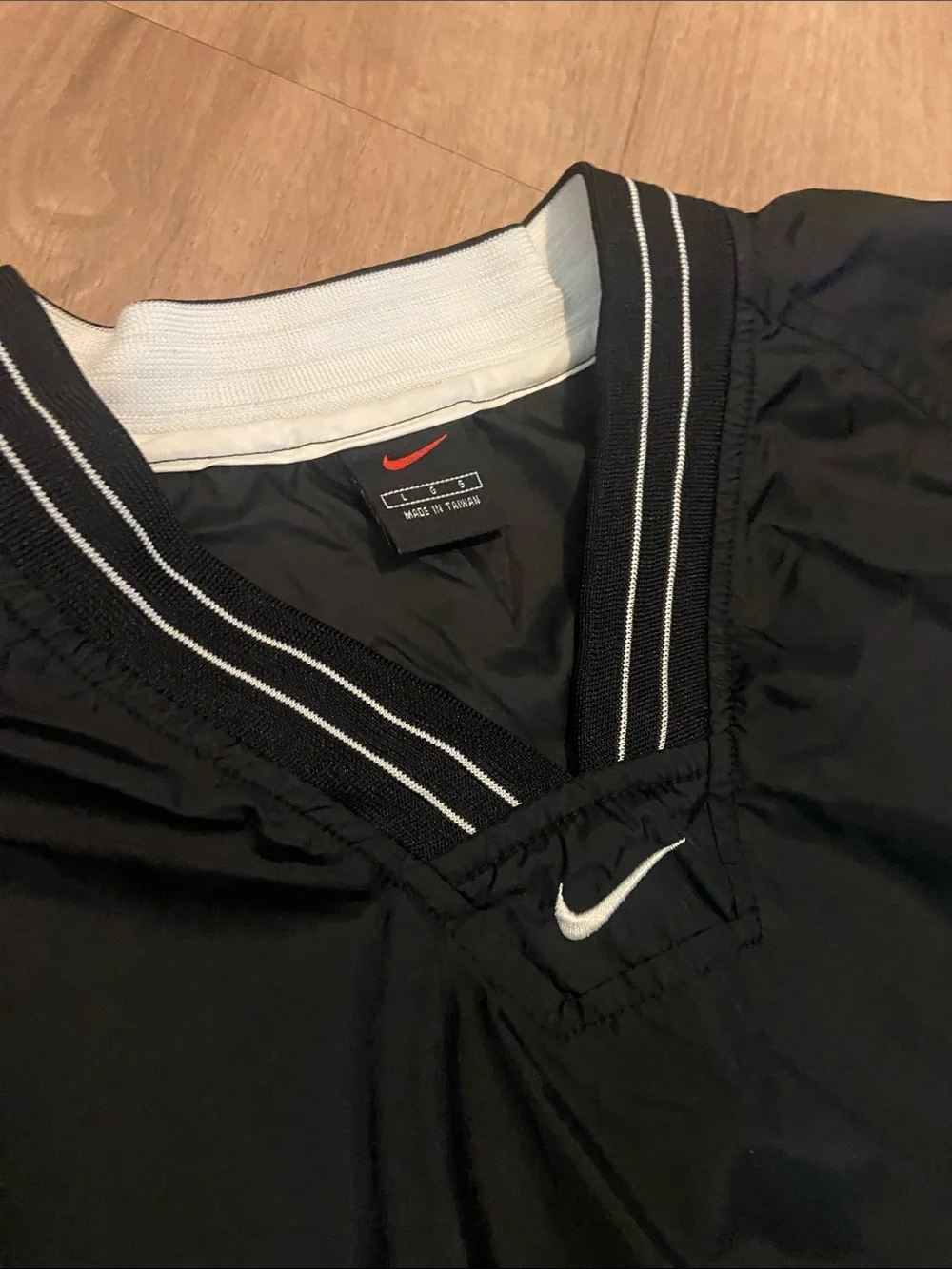 Vintage Y2K Nike Windbreaker Jacket Size L Blk/Wht Center Swoosh Pullover V-Neck